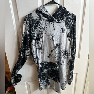 Womens size large black and white long sleeve top